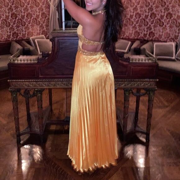 Niki by Niki Livas Formal Gown Maxi Dress US 4 Gold Yellow Halter Pleated Prom - Picture 2 of 15